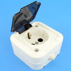 Розетка 1-я с/з наружная с крышкой белая16А IP44/220V/Елкон