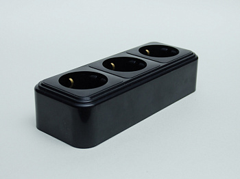 Розетка 3-я с заземлением наружная черная 