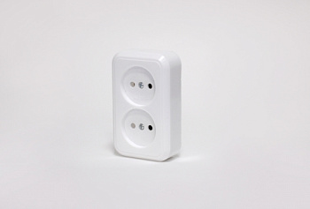 Розетка наружная 2-ая б/з белая 16А /IEK