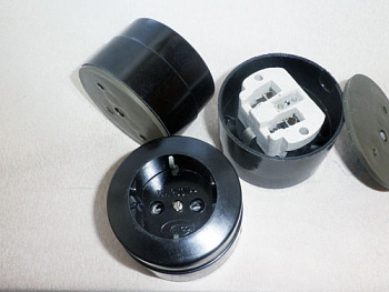 Розетка наружная 1-я с заземлением карболит черная  16А